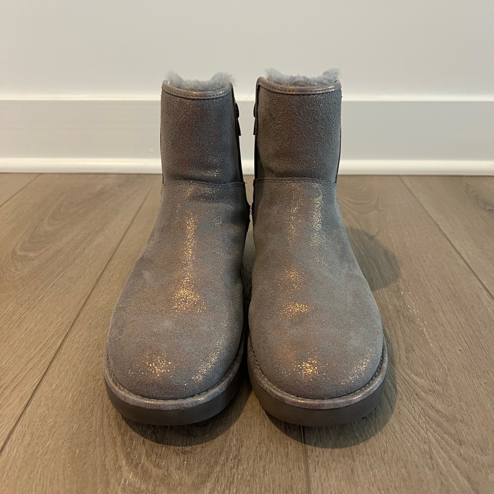 Ugg Women’s Gray Silver Metallic Suede Ankle Boots with Glitter Size 9